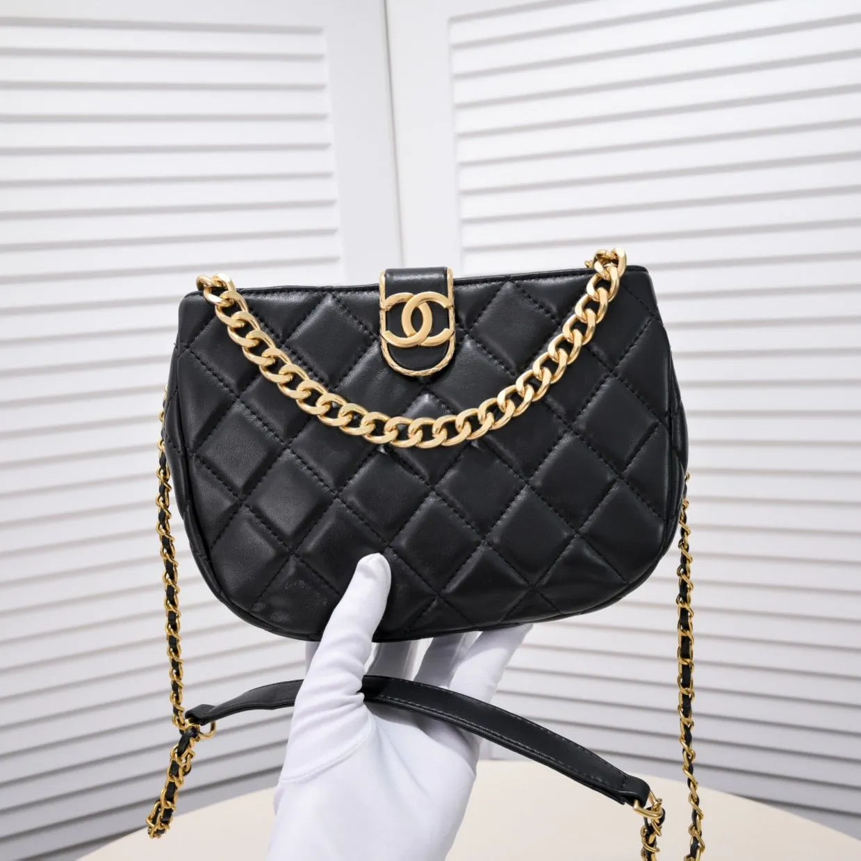 CC608 Hobo Handbag / 6.6 × 9 × 2.7 inch