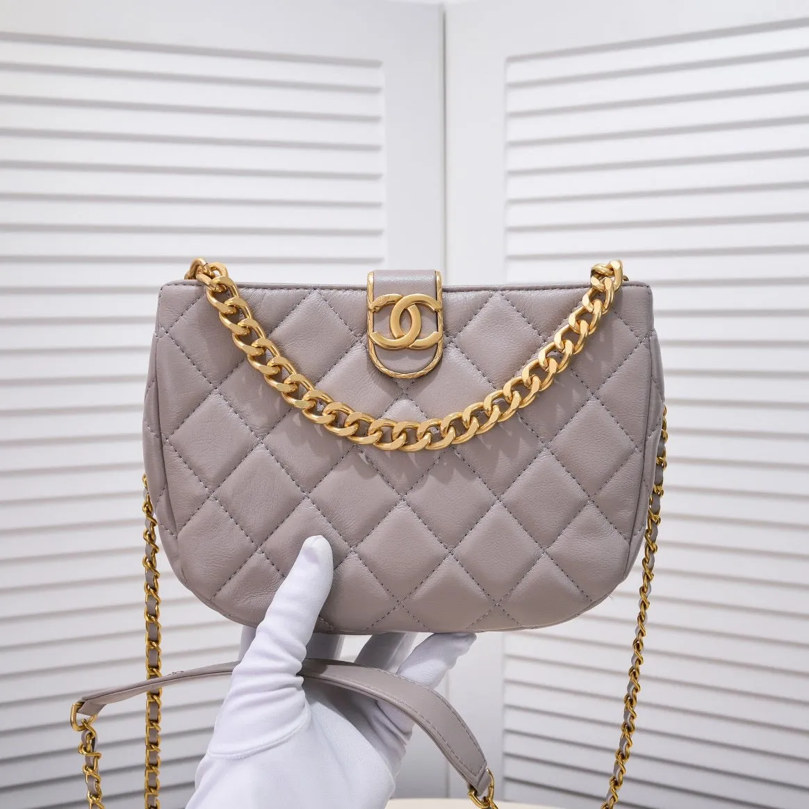 CC608 Hobo Handbag / 6.6 × 9 × 2.7 inch