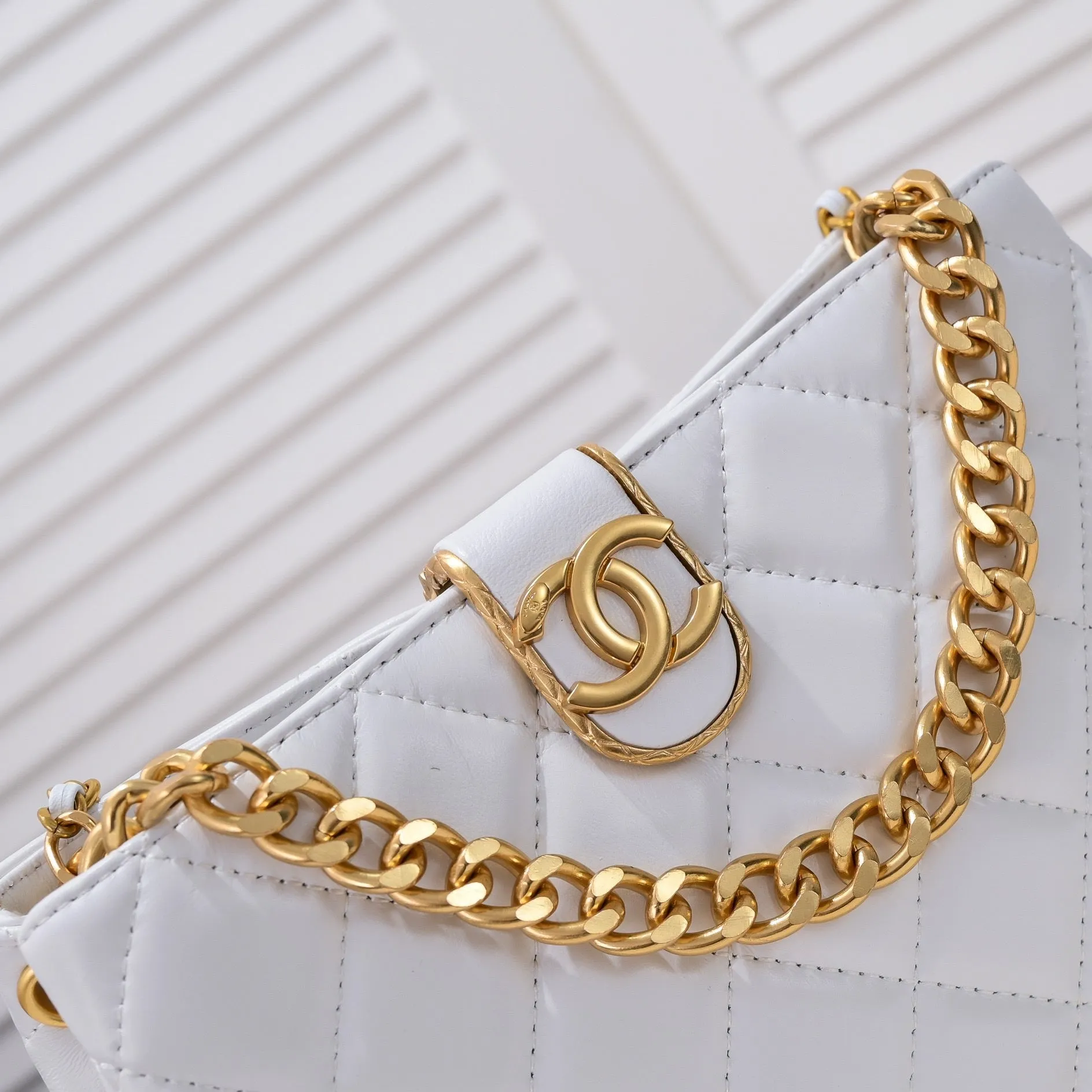 CC608 Hobo Handbag / 6.6 × 9 × 2.7 inch