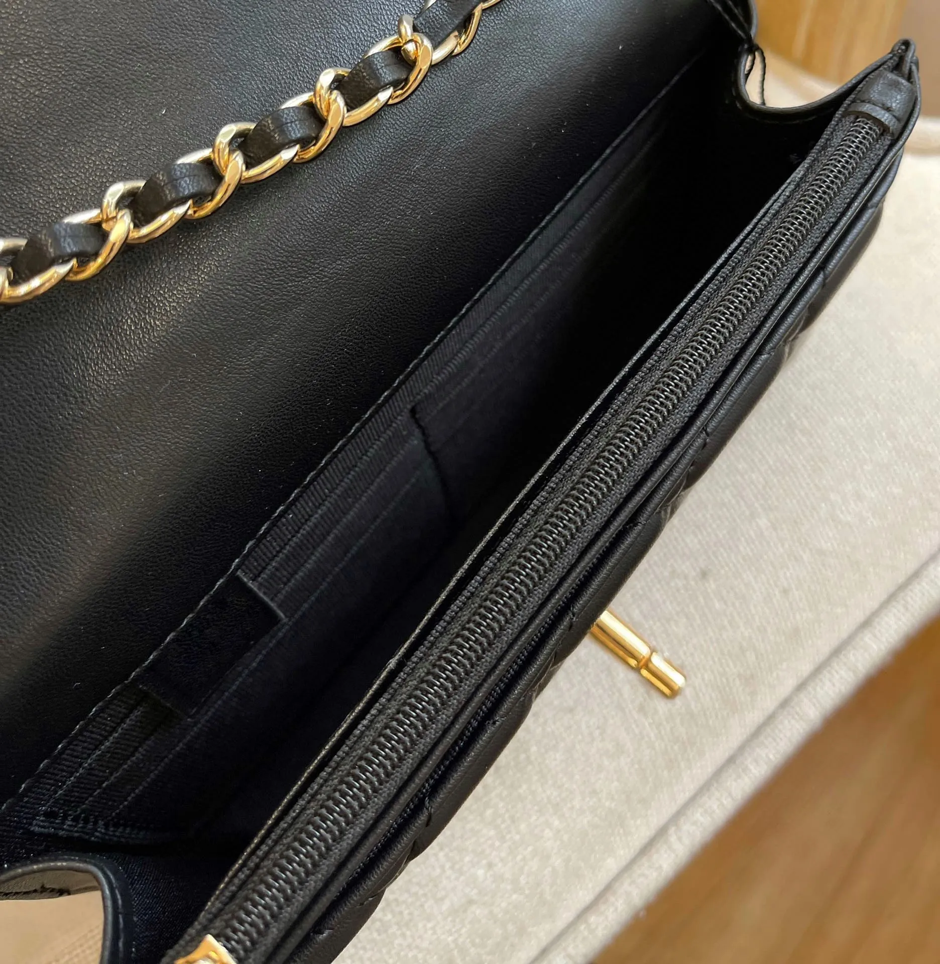 CC620 Wallet on Chain / 4.8 × 7.5 × 1.4 in