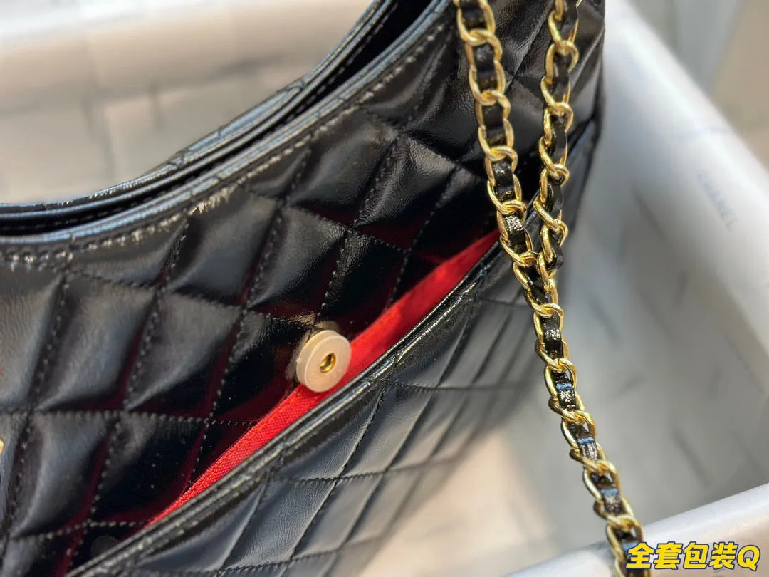 CC632 Small Hobo Bag / 6.6 × 7.4 × 2.3 in