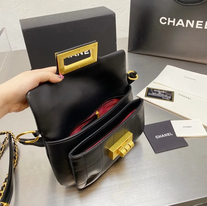 Chanel black leather Handbag