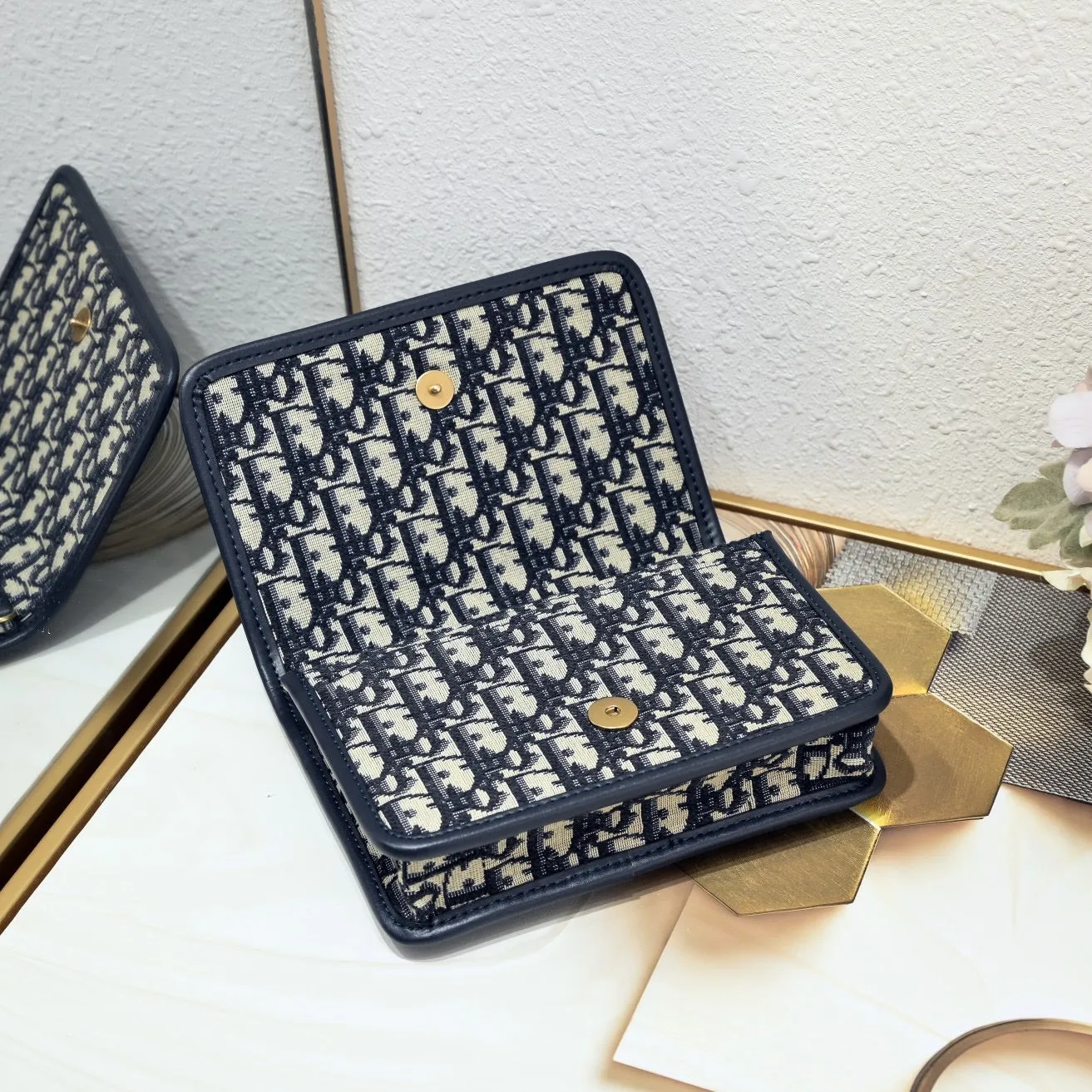 DR285 2-in-1 30 Montaigne Pouch / 7.5 x 5 x 1.5 inches