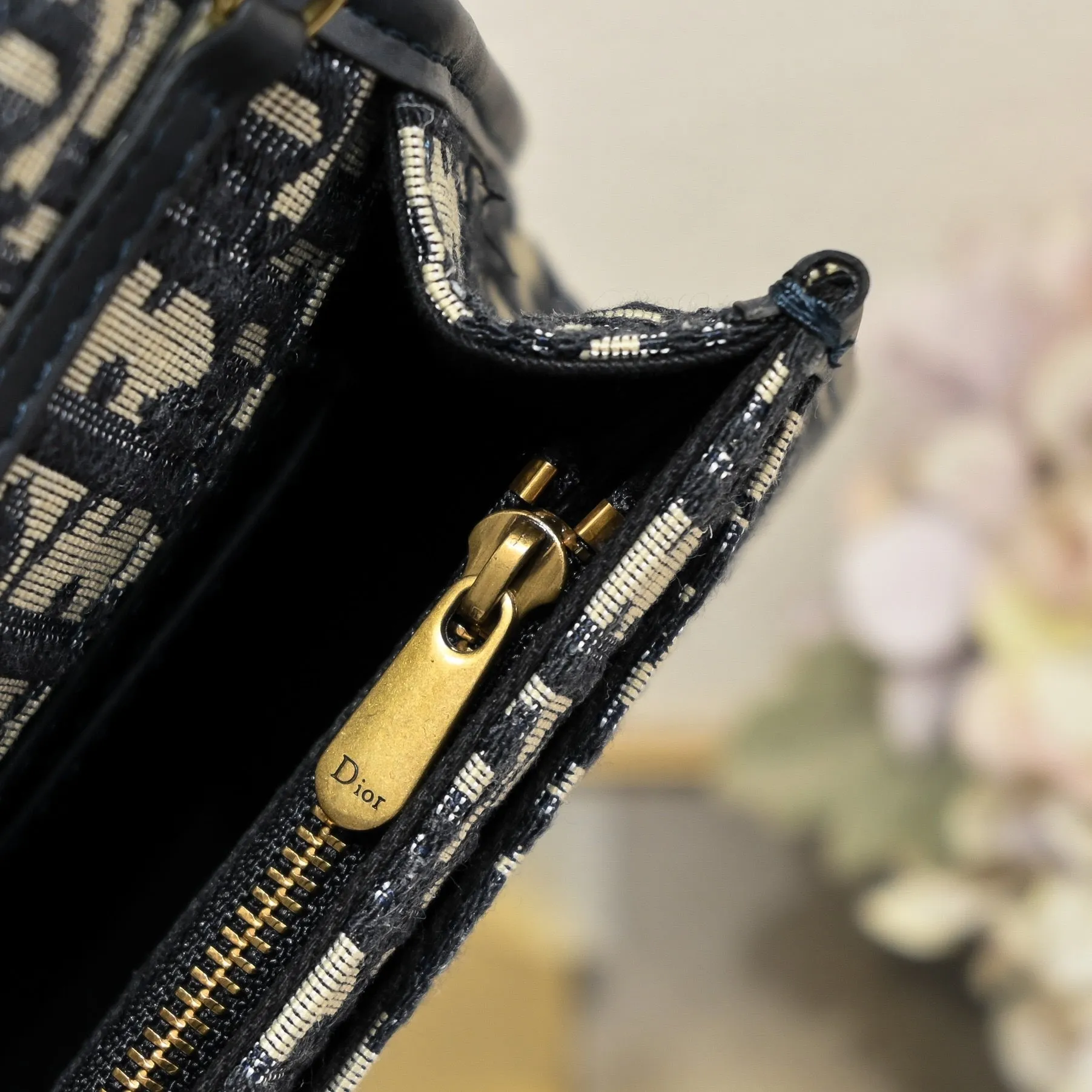 DR285 2-in-1 30 Montaigne Pouch / 7.5 x 5 x 1.5 inches