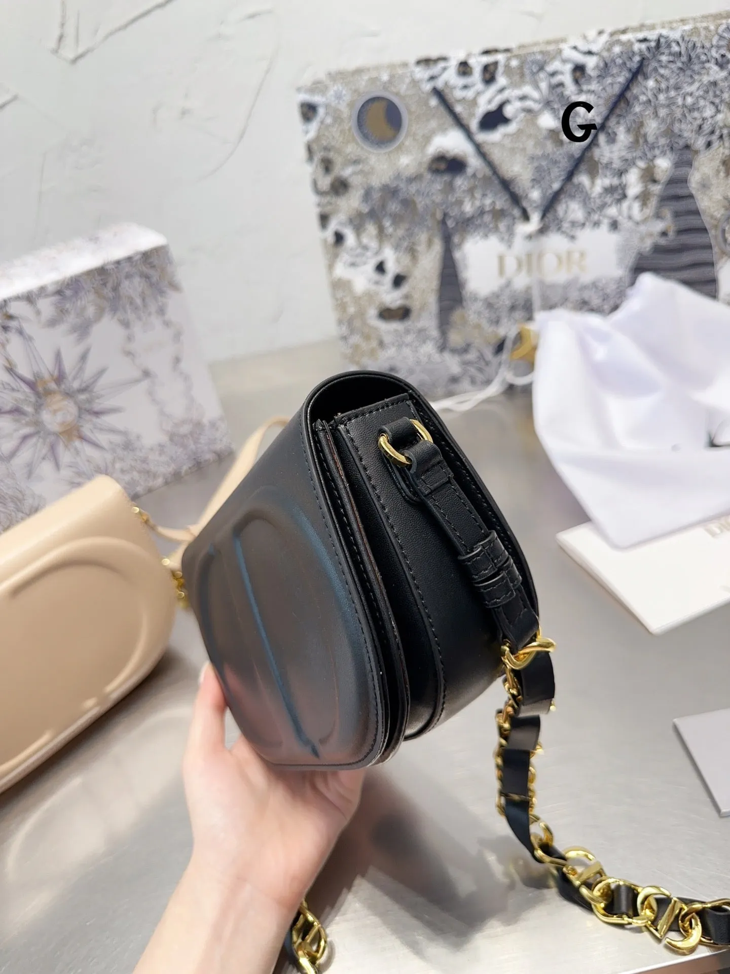 DR298 CD Signature Oval Camera Bag / 8.3x4.7x2.5inch