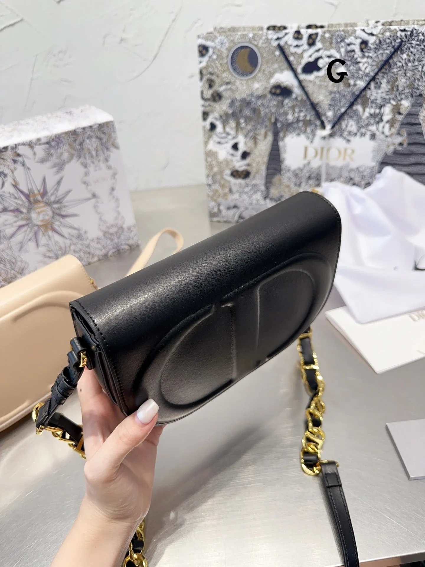 DR298 CD Signature Oval Camera Bag / 8.3x4.7x2.5inch