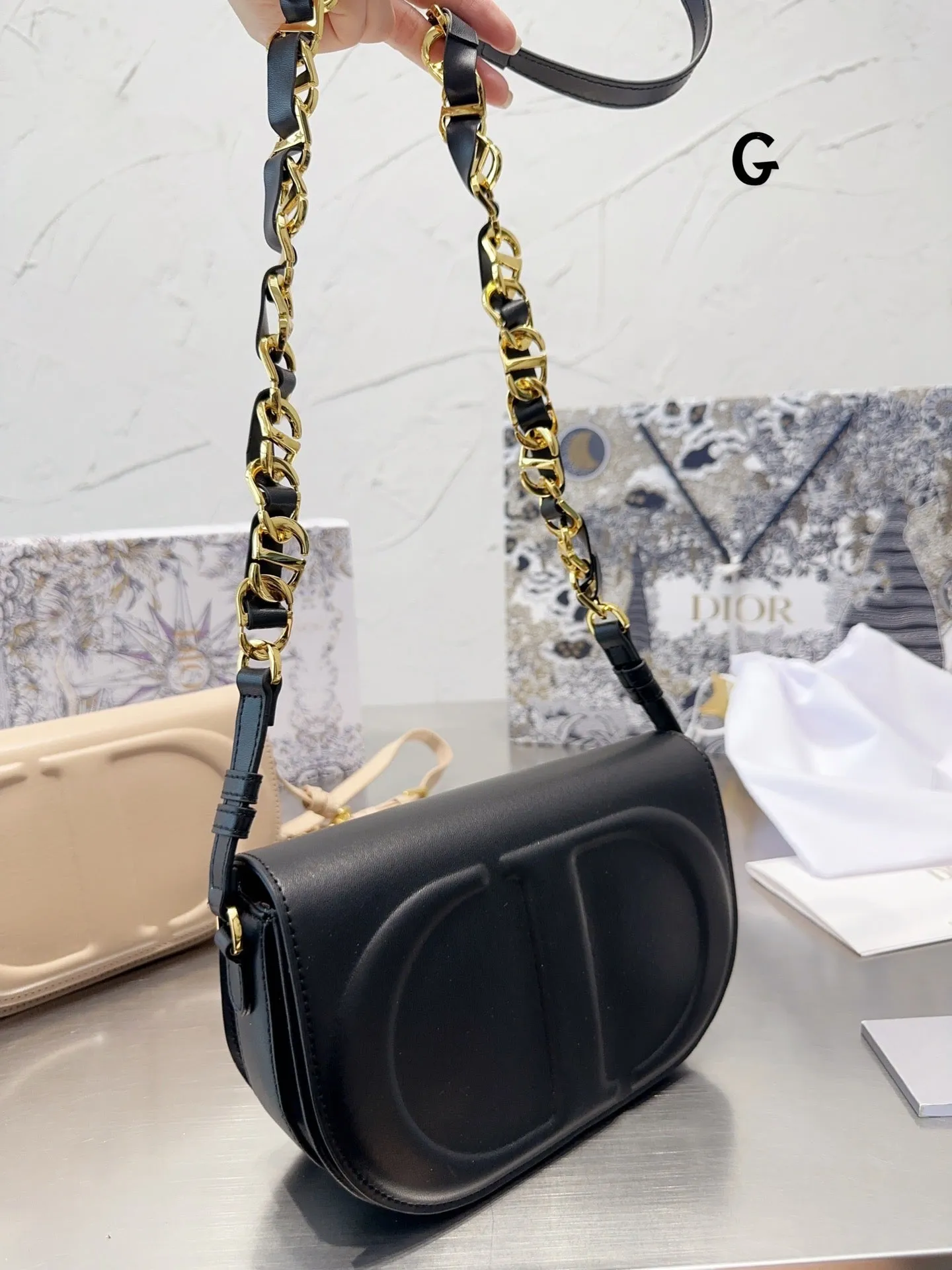 DR298 CD Signature Oval Camera Bag / 8.3x4.7x2.5inch