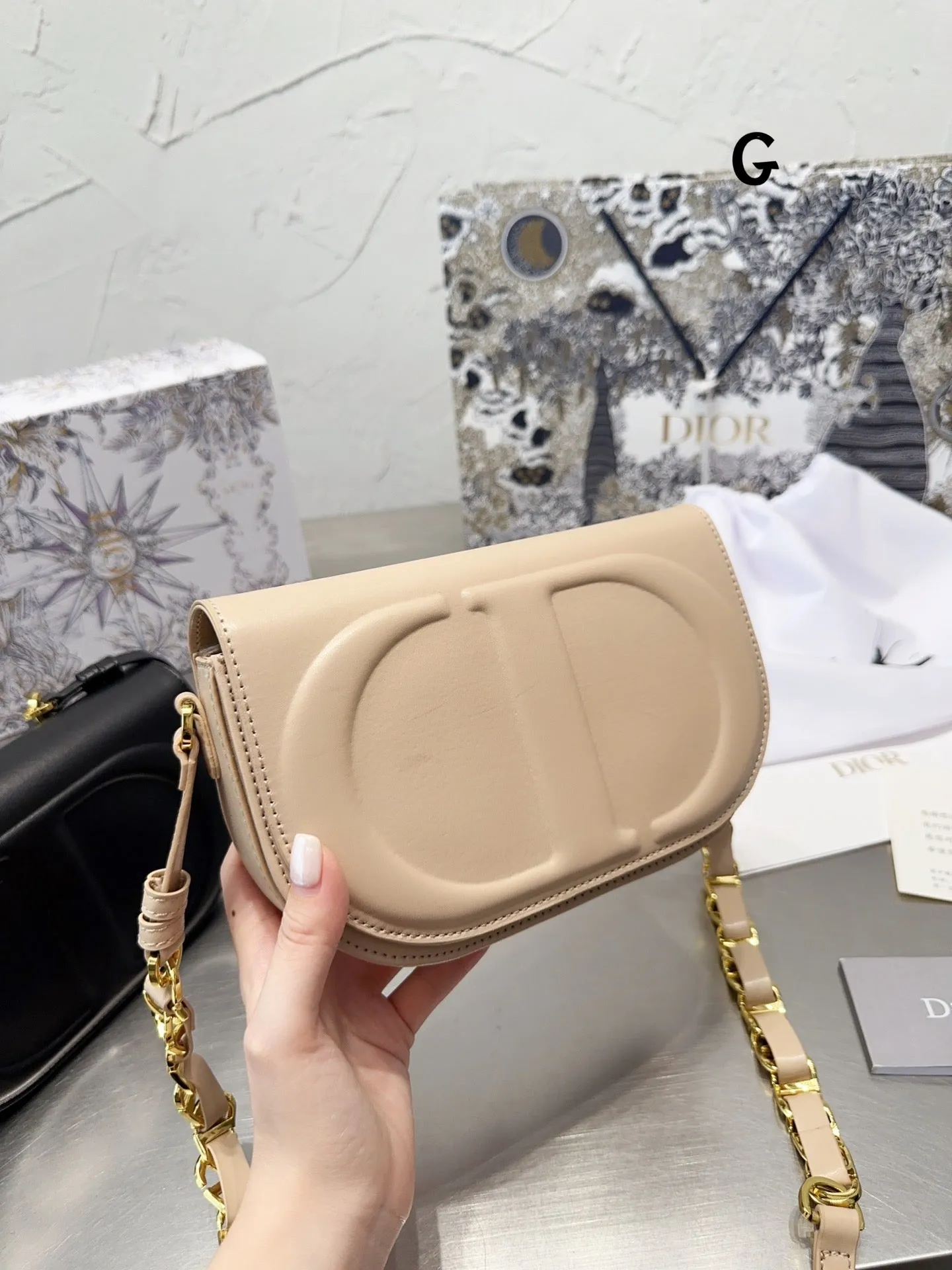 DR298 CD Signature Oval Camera Bag / 8.3x4.7x2.5inch