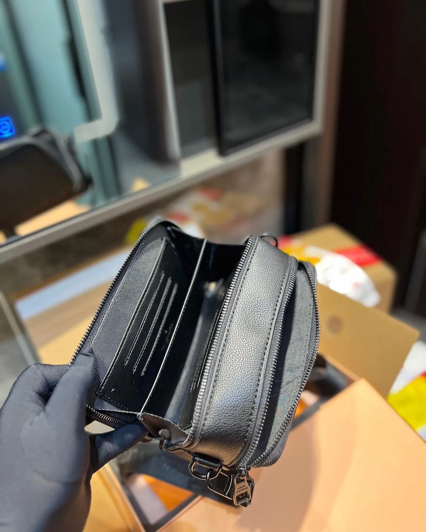 LB741 Phone Pouch / 7.1x4.3x2.4inch