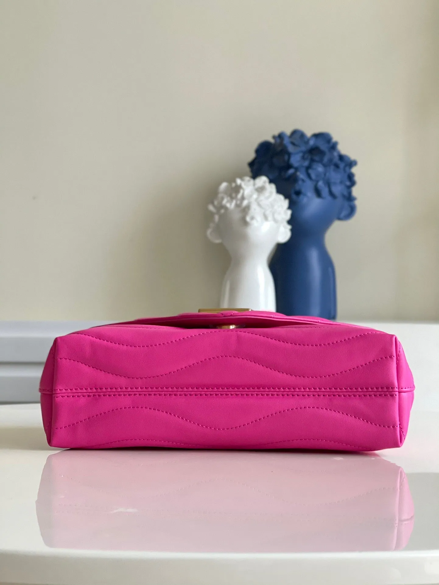 LB806 New Wave Chain Bag MM / HIGHEST QUALITY VERSION / 9.4 x 5.5 x 3.5 inches