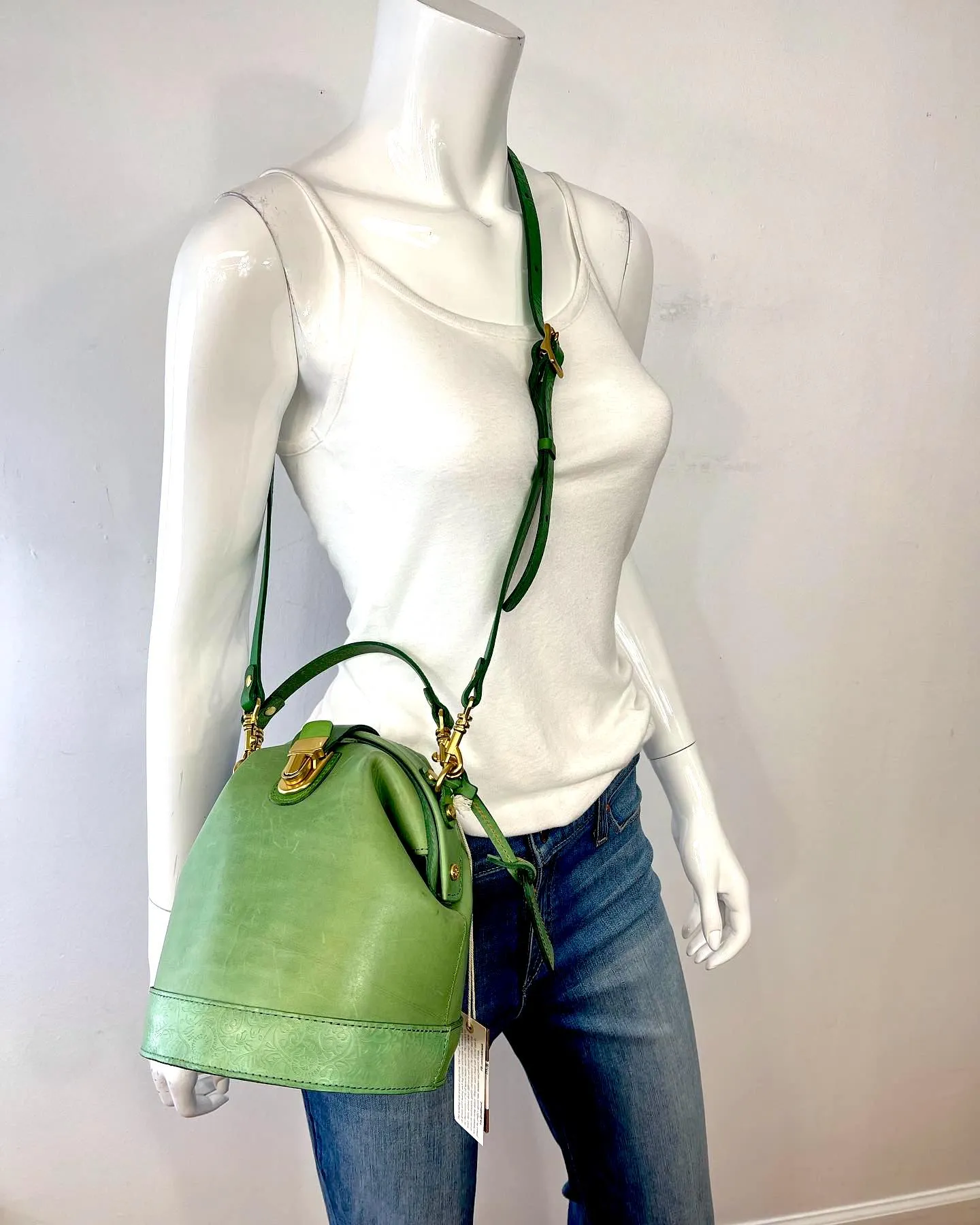 OLD TREND DOCTOR BUCKET CROSSBODY CONVERTIBLE LEATHER BAG