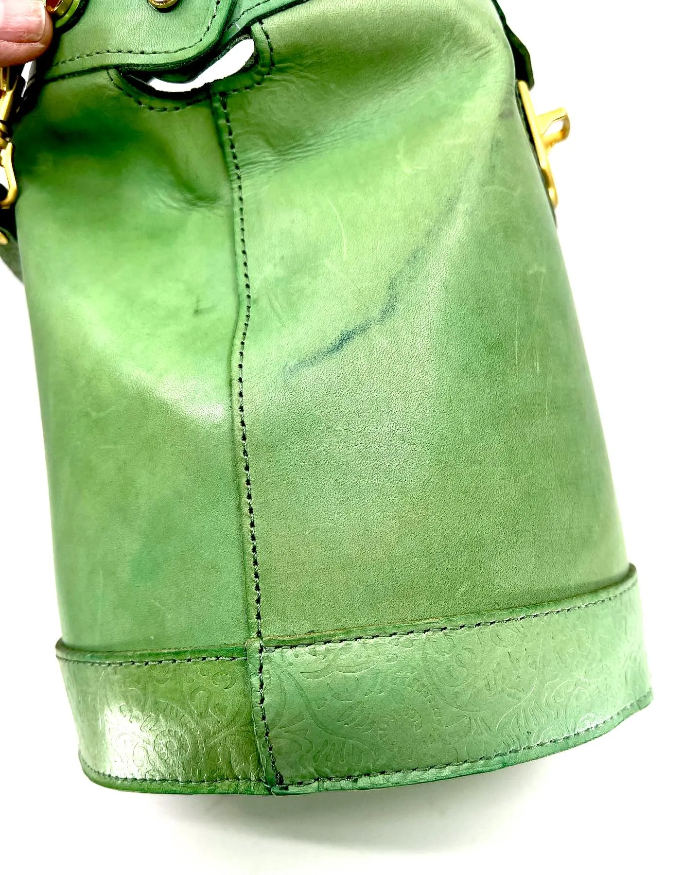 OLD TREND DOCTOR BUCKET CROSSBODY CONVERTIBLE LEATHER BAG