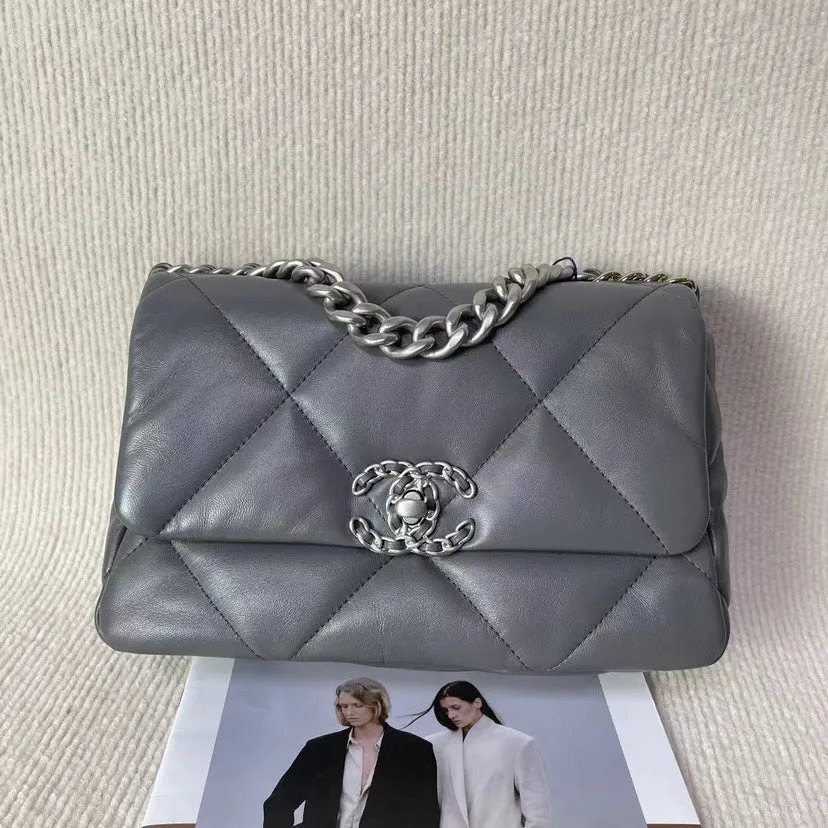 Preloved Chanel 19 CHIP Bag in Grey Leather - Shoulder Bag