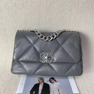 Preloved Chanel 19 CHIP Bag in Grey Leather - Shoulder Bag