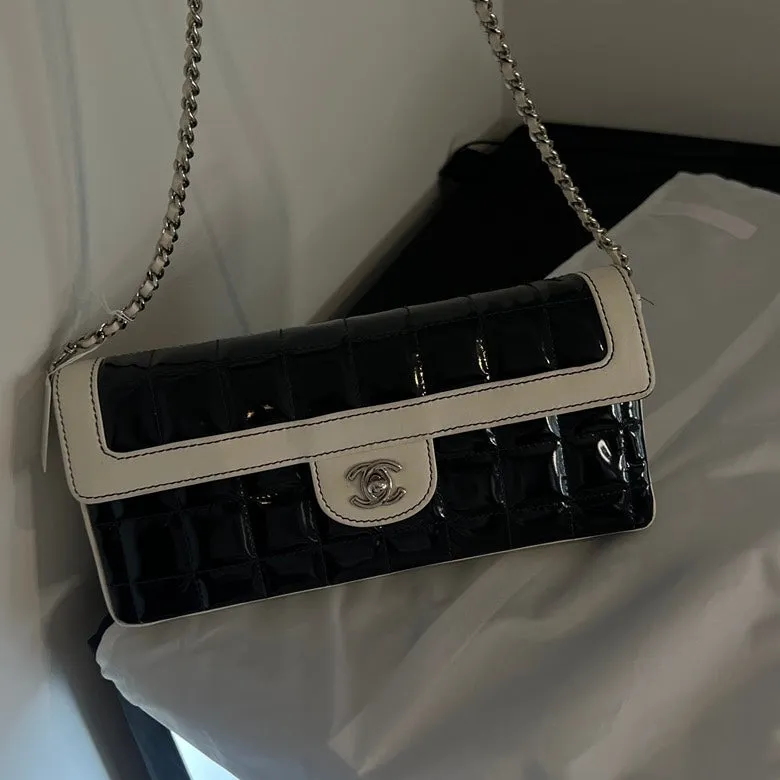 Preloved Chanel Patent Leather Chain Shoulder Bag AF472 Black and White